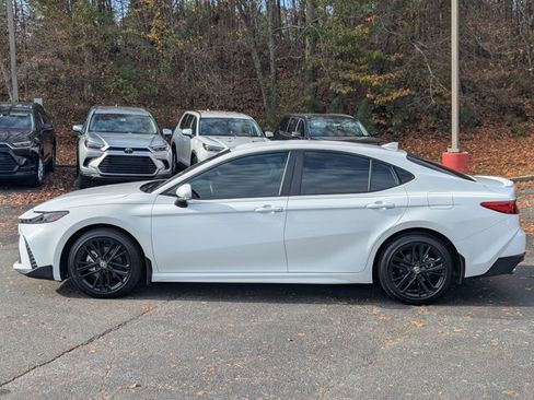 Used 2025 Toyota Camry SE image 4
