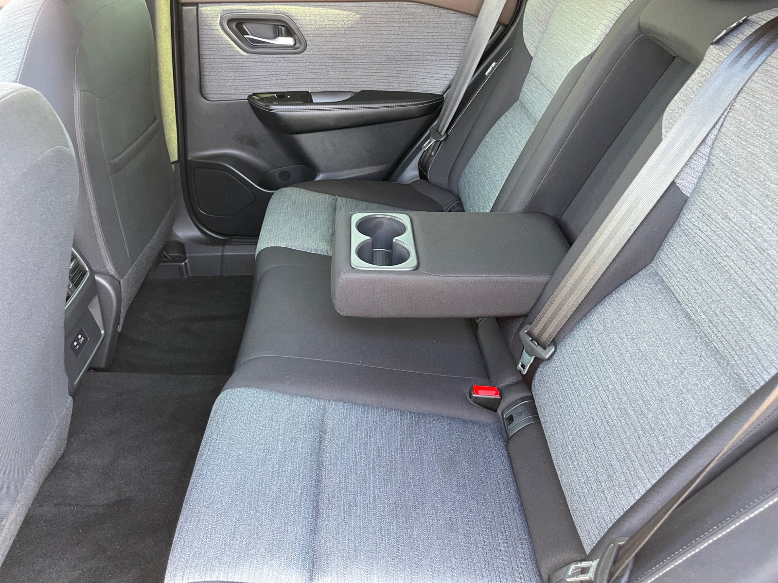 Used 2023 Nissan Rogue SV FWD image 17