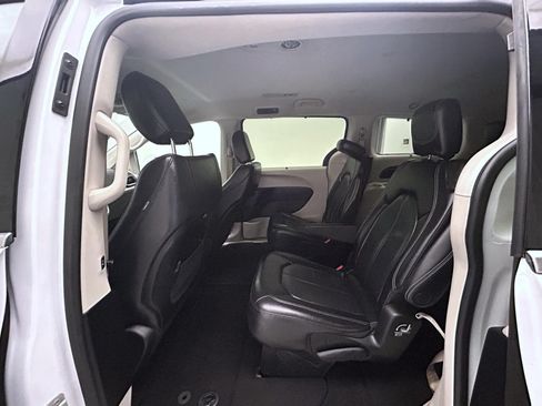 Used 2022 Chrysler Pacifica Touring-L FWD image 19