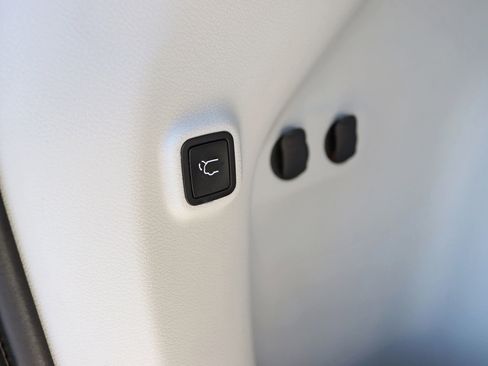 Used 2019 Jeep Cherokee Limited AWD/4WD image 37