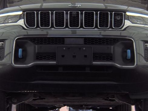 Used 2022 Jeep Grand Cherokee Overland w/ Advanced Protech Group III AWD/4WD image 2