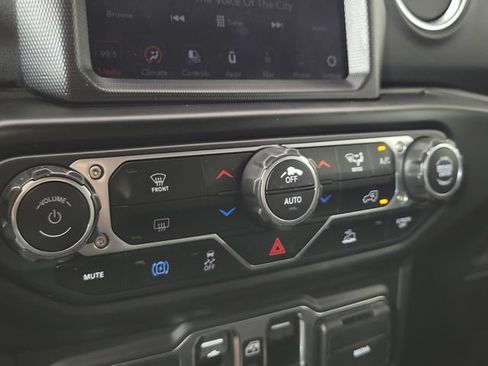 Used 2021 Jeep Wrangler Unlimited Sahara AWD/4WD image 30