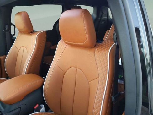 New 2026 Chrysler Pacifica Pinnacle image 14