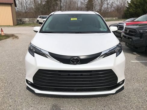 New 2026 Toyota Sienna XLE image 3