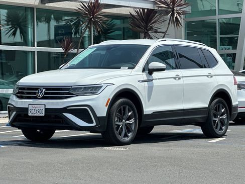 Certified 2023 Volkswagen Tiguan SE FWD image 8