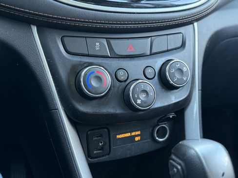 Used 2019 Chevrolet Trax LT w/ LT Convenience Package image 19