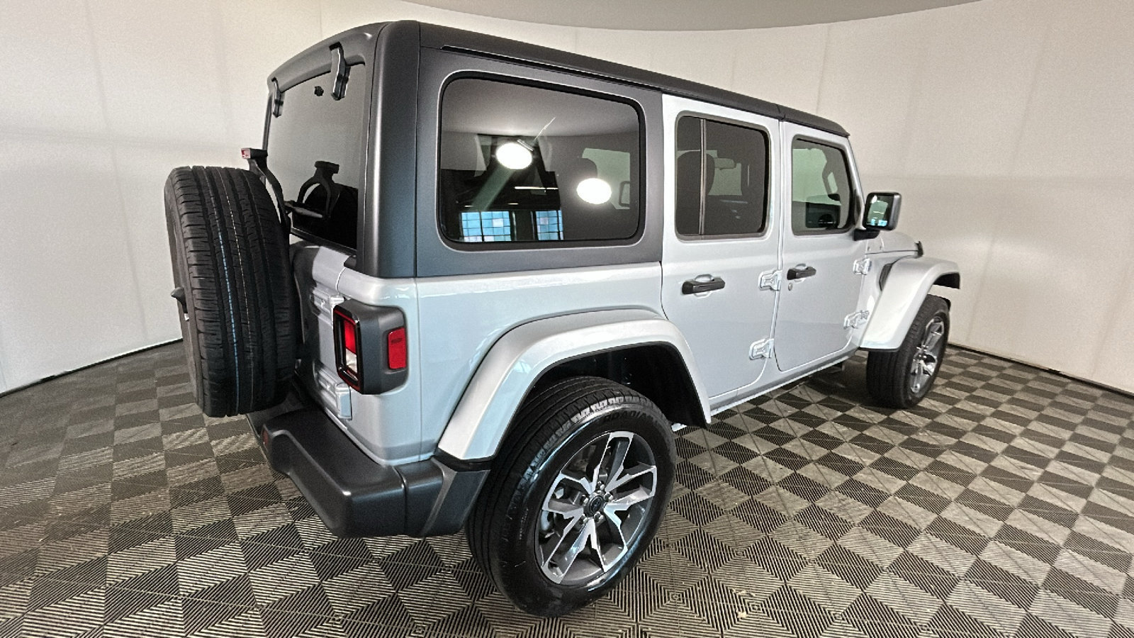 Used 2024 Jeep Wrangler Unlimited w/ Convenience Group AWD/4WD image 3