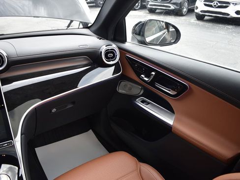 Used 2025 Mercedes-Benz GLC 350e 4MATIC image 28