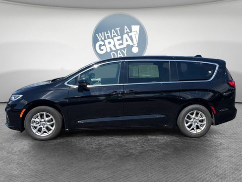 Used 2024 Chrysler Pacifica Touring-L FWD image 7