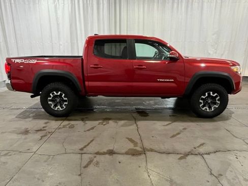Certified 2019 Toyota Tacoma TRD Off-Road AWD/4WD image 3