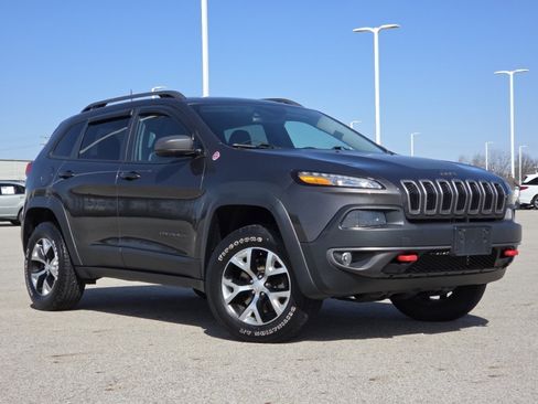 Used 2018 Jeep Cherokee Trailhawk w/ Cold Weather Group AWD/4WD image 2