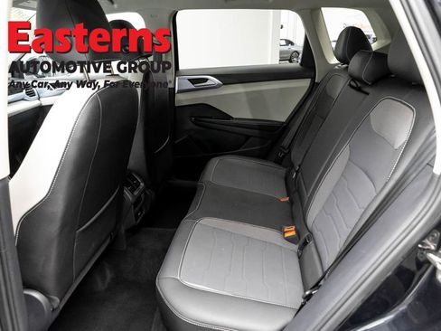Used 2025 Volkswagen Taos SE FWD image 20