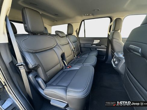 Used 2025 Ford Expedition Active AWD/4WD image 31
