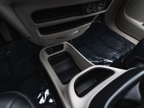 Used 2024 Chrysler Pacifica Touring-L FWD image 19