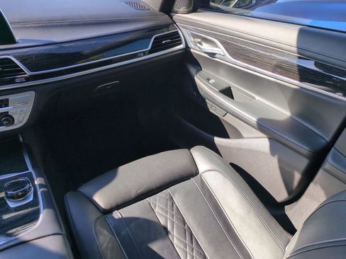 Used 2022 BMW 750i xDrive w/ Executive Package image 17