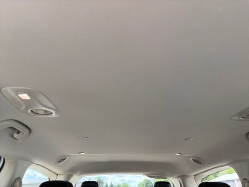 Used 2024 Chrysler Pacifica Touring-L FWD image 24