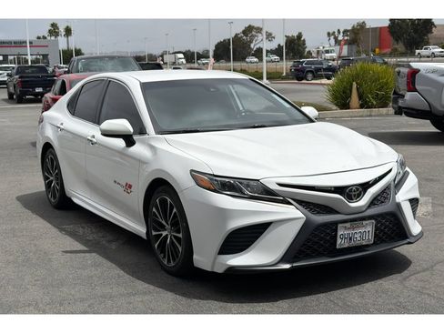 Used 2020 Toyota Camry SE FWD image 2
