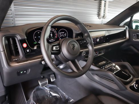 Used 2025 Porsche Cayenne Turbo image 4