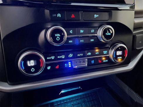 Used 2024 Ford Expedition XLT image 19