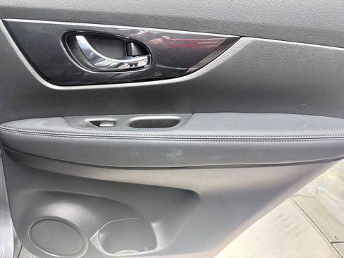 Used 2020 Nissan Rogue SV image 18