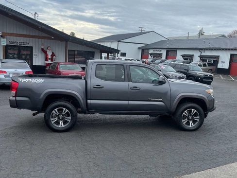 Used 2018 Toyota Tacoma TRD Sport image 7