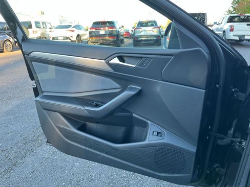 Used 2025 Volkswagen Jetta SE image 20