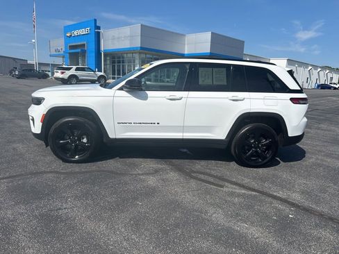 Used 2023 Jeep Grand Cherokee Limited w/ Black Appearance Package AWD/4WD image 7
