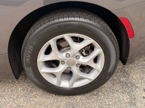 Used 2017 Chrysler Pacifica Touring-L w/ Tire & Wheel Group FWD image 12
