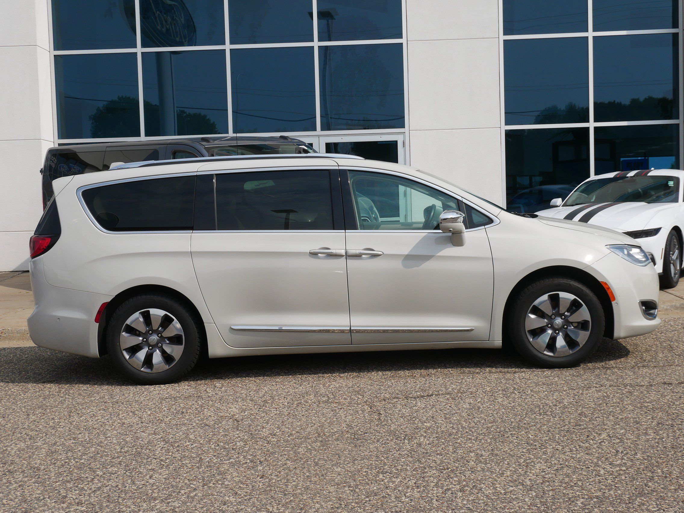 Used 2017 Chrysler Pacifica Platinum FWD image 2