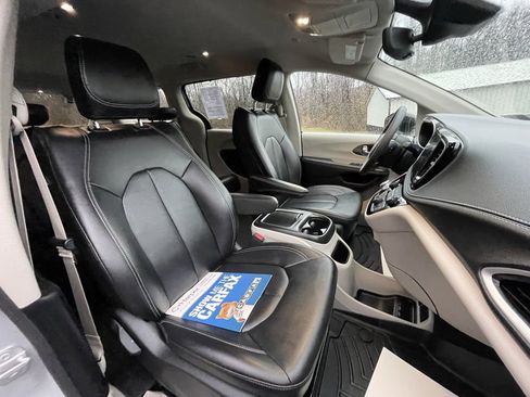 Used 2024 Chrysler Pacifica Touring-L image 12