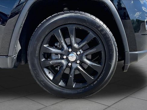 Used 2018 Jeep Grand Cherokee Laredo RWD image 11