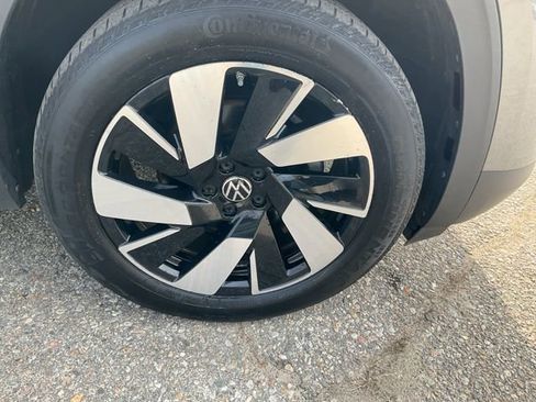 Used 2024 Volkswagen Atlas Cross Sport SE image 9