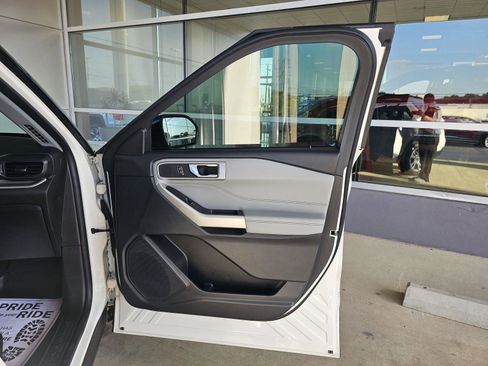 Used 2022 Ford Explorer XLT w/ Equipment Group 202A image 11