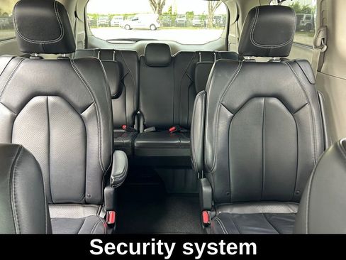 Used 2022 Chrysler Pacifica Touring-L image 15