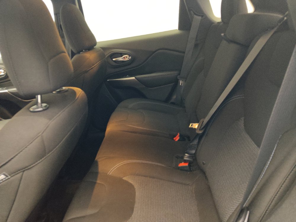 Used 2019 Jeep Cherokee Latitude w/ Popular Appearance Group AWD/4WD image 18