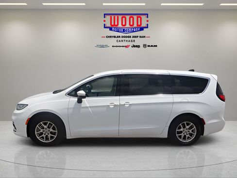 Used 2023 Chrysler Pacifica Touring-L FWD image 6