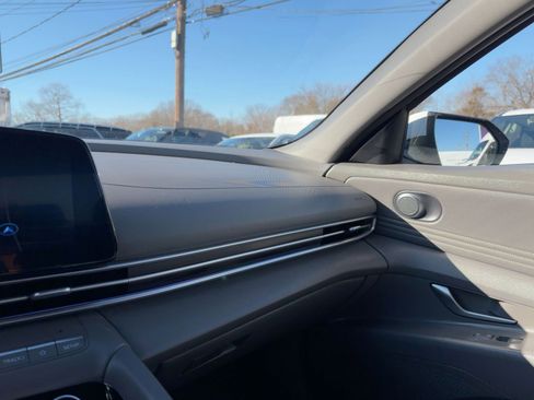 Used 2025 Hyundai Elantra SEL image 25