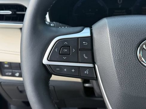 Used 2025 Toyota Highlander Limited AWD/4WD image 16
