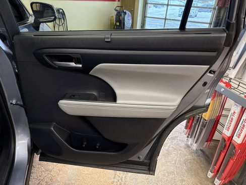 Used 2021 Toyota Highlander XLE image 19