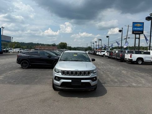 Used 2025 Jeep Compass Latitude AWD/4WD image 2