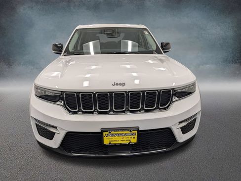 Used 2024 Jeep Grand Cherokee Limited AWD/4WD image 2