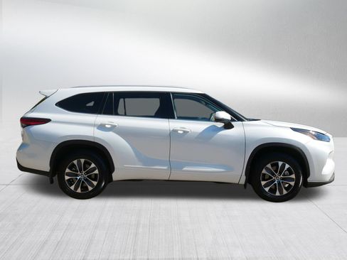 Used 2022 Toyota Highlander XLE AWD/4WD image 8