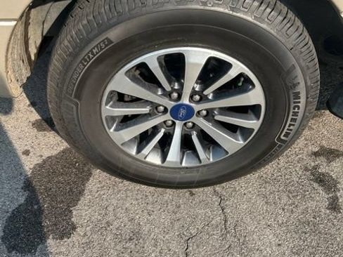 Used 2017 Ford Expedition XLT w/ Equipment Group 201A AWD/4WD image 33