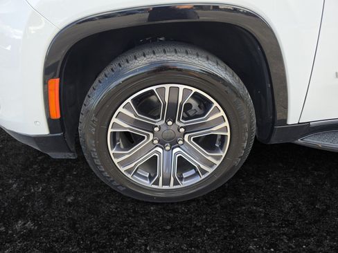 Used 2024 Jeep Wagoneer L Series II RWD image 38