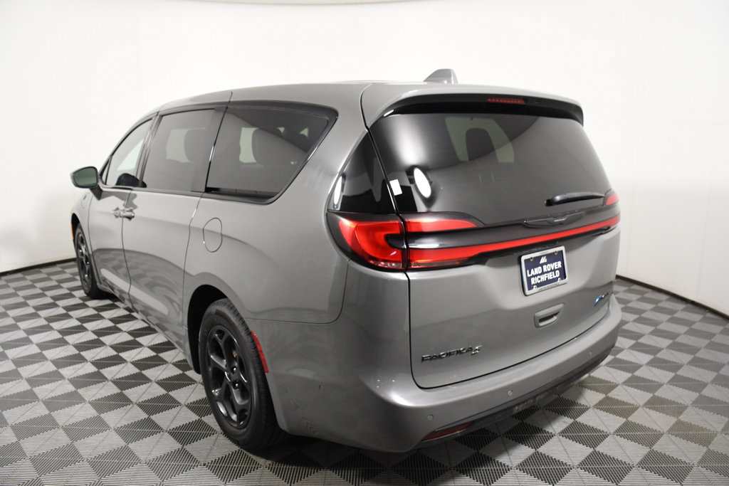Used 2022 Chrysler Pacifica Limited w/ Uconnect Theater Family Group FWD image 4