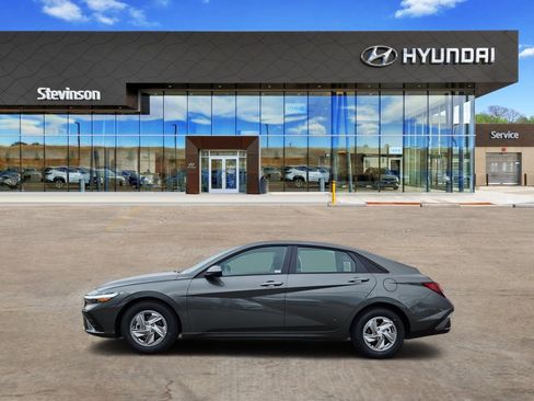 New 2026 Hyundai Elantra SE FWD image 3