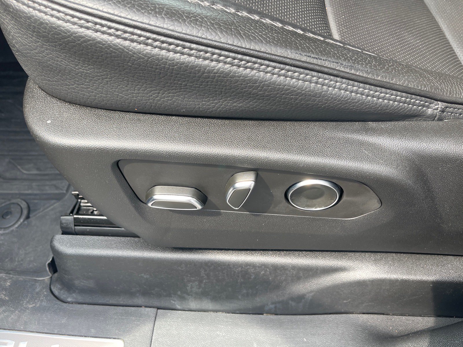 Used 2023 GMC Yukon Denali w/ LPO, Floor Liner Package AWD/4WD image 9