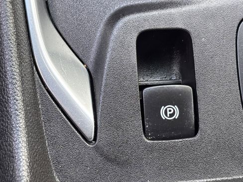 Used 2022 Chevrolet Traverse LT FWD image 32