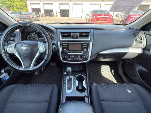 Used 2017 Nissan Altima 2.5 SV image 2
