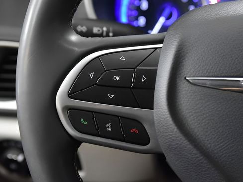 Used 2022 Chrysler Pacifica Touring-L image 18